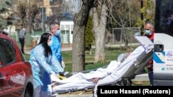 Medicinski radnici prevoze pacijenta za koga se sumnja da ima korona virus (COVID-19) u bolnicu u Prištini, 16. marta 2020.
