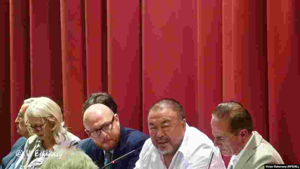 La conferința de presă cu Ai Weiwei...