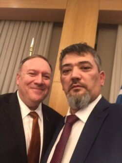 O‘zbekistonlik taniqli bloger Adham Otajonov AQSh Davlat kotibi Mayk Pompeo bilan, fevral, 2020