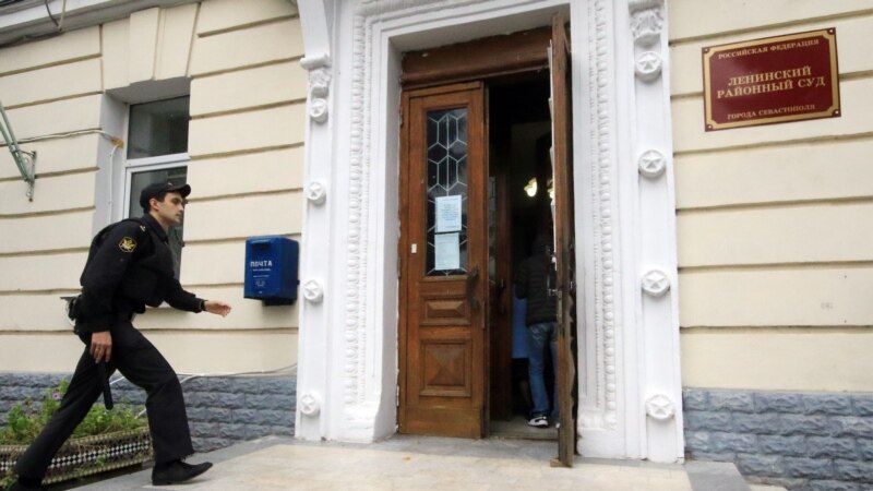 Севастополь: активисты разблокировали доступ к закрытому суду по тарифам на мусор