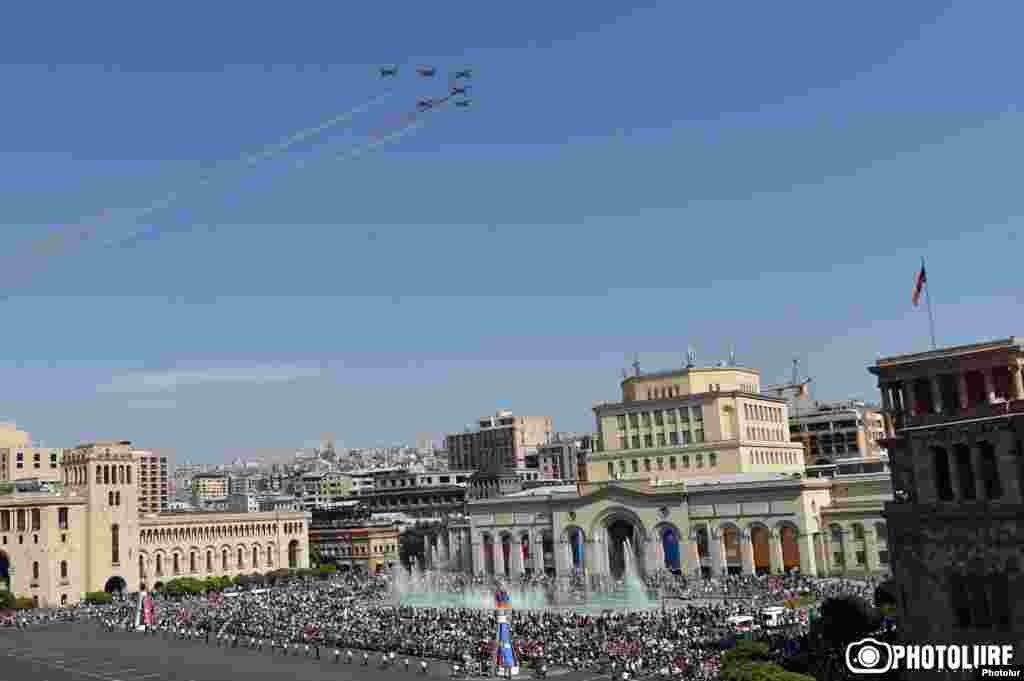 Армения тәуелсіздігінің 25 жылдығына арналған әскери парад кезінде Ереванның Республика алаңы үстінен әскери ұшақтар ұшып өтті. 21 қыркүйек 2016 жыл.