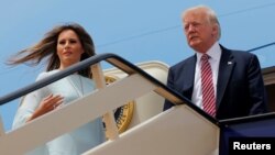 Президент США Дональд Трамп и первая леди Мелания Трамп на трапе президентского самолета Air Force One.