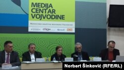 Goran Marković: Odlaskom ljudi iz Srbije gubimo vitalnost zajednice (foto sa tribine u Novom Sadu)