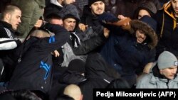 Архивска фотографија - Две групи приврзаници на Партизан Белград се судрија за време на фудбалски натпревар во дербито на српската Суперлига помеѓу Партизан Белград и Црвена звезда во Белград, 13.12.2017. 