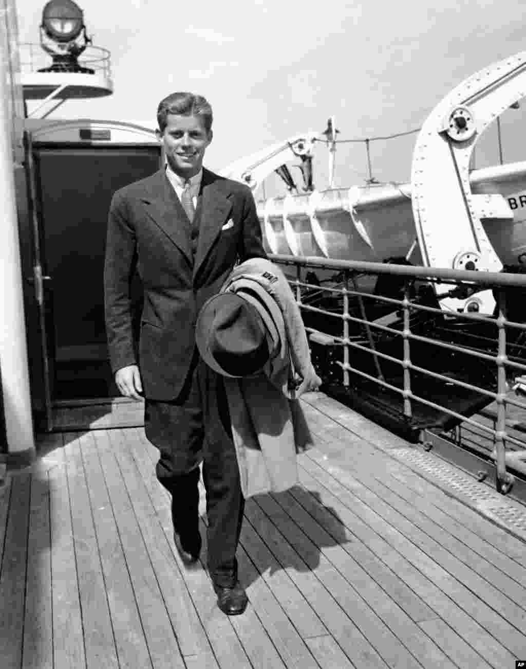 جان اف کندی، از رؤسای جمهور امریکا، حین بازگشت از تعطیلات اروپا در ۱۹۳۸. سه سال پیش از این&zwnj;که به نیروی دریایی بپیوندد. اقدامی که راه او را برای احراز منصب در کنگره و سپس رسیدن به ریاست&zwnj;جمهوری هموار کرد.
