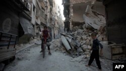 Дзеці на разбуранай вуліцы сырыйскага горада Алепа, 18 верасьня 2016 году