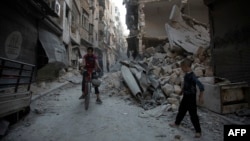 Діти на зруйнованій вулиці сирійського Алеппо, 18 вересня 2016 року