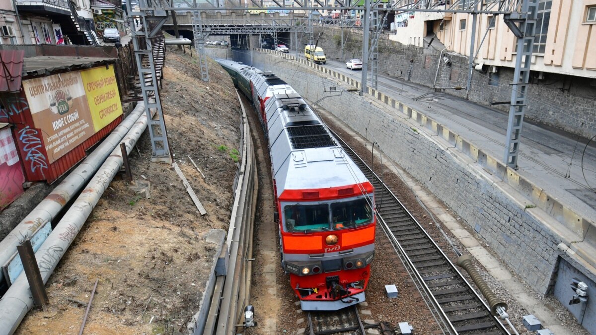 В Дагестане при столкновении поезда и "Лады Приоры" погиб человек