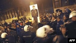Pripadnici "Obraza" okruženi policijom prilikom incidenta na izložbi u Beogradu