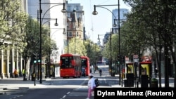 Străzi pustii în centrul Londrei