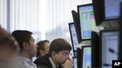 Investment bankers follow market indicators in Moscow. (file photo)