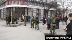 Вооруженные российские военные в центре Симферополя, 1 марта 2014 года