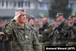 Presidenti i Kosovës, Hashim Thaçi gjatë inspektimit të pjesëtarëve të FSK-së më 13 dhjetor, vetëm një ditë para transformimit të kësaj Force në Ushtri.