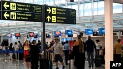 پس از لغو پروازلغو هزاران پرواز در منطقه خاورمیانه و افزایش بی‌سابقه قیمت بلیت‌ها پس از حملات ایران، آمریکا و اسرائیل
ها مسافران در میدان هوایی در حالت سرگردان