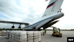 Літак Міністерства надзвичайних ситуацій Росії завантажують сербською допомогою в місті Ниш, 20 жовтня 2016 року
