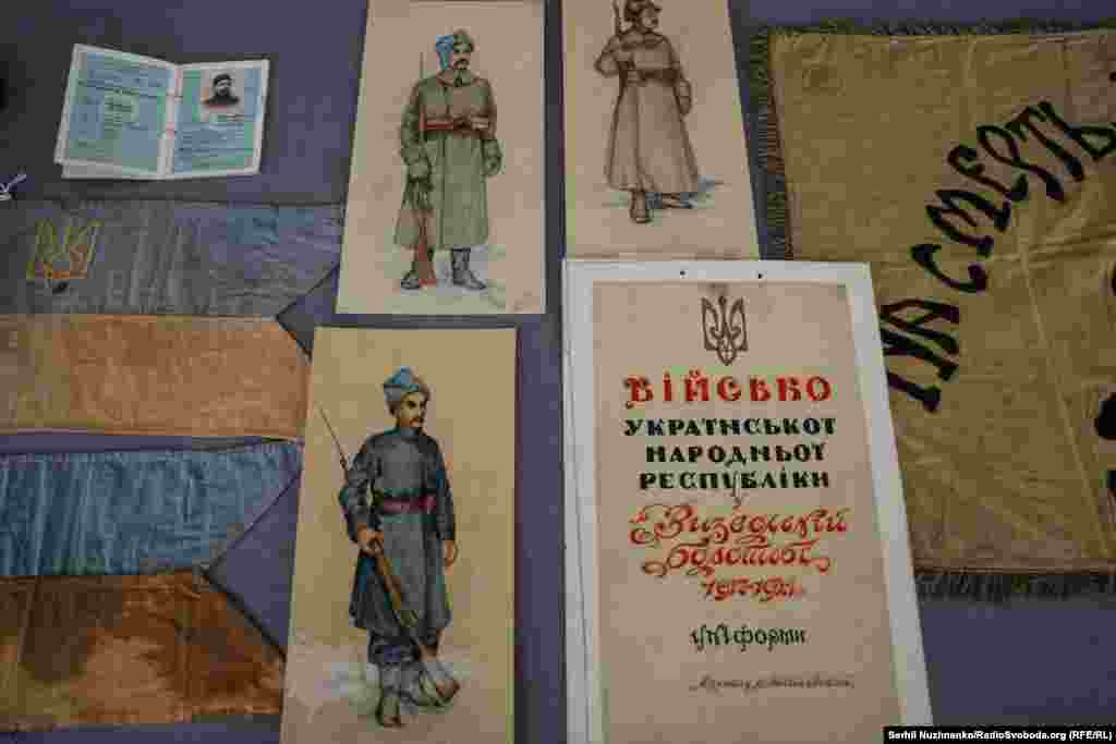 Ці ілюстрації з воїнами УНР створив Микола Битинський – військовослужбовець Армії УНР та геральдист. Він емігрував до Канади у 1951, проживши там понад 20 років до самої смерті.Тепер його роботи привезли з Канади в Україну. Поруч з ними лежать прапорці з автомобіля Симона Петлюри