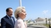 Predsednica Evropske komisije Ursula fon der Lajen i predsednik Kipra Nikos Hristodulidis u obilasku luke u Larnaki, odakle će krenuti humanitarna pomoć ka Gazi, 8. mart 2024.