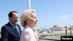 Predsednica Evropske komisije Ursula fon der Lajen i predsednik Kipra Nikos Hristodulidis u obilasku luke u Larnaki, odakle će krenuti humanitarna pomoć ka Gazi, 8. mart 2024.