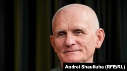 Ляўрэат Нобэлеўскай прэміі міру Алесь Бяляцкі пасьля вызваленьня з турмы. Сьнежань 2025 году