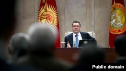 Жапаровдун баңгизат кылмышы үчүн кармалгандардын жакындары менен жолугушуусу. 2026-жылдын 13-февралы.