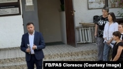Pe 5 septembrie, la o întâlnire cu alegătorii din satul Ciorescu, mun. Chișinău, candidatul PAS Sergiu Lazarencu a fost prezentat ca ministru al Mediului, deși acesta este suspendat din funcție. 