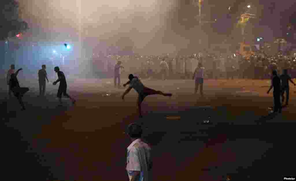 Armenia - Protesters clash with riot police near a Yerevan police station seized by anti-government gunmen, 20Jul2016.