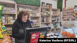 В касата на магазина вече се е натрупало евро, а проблемът със стотинките изглежда решен.