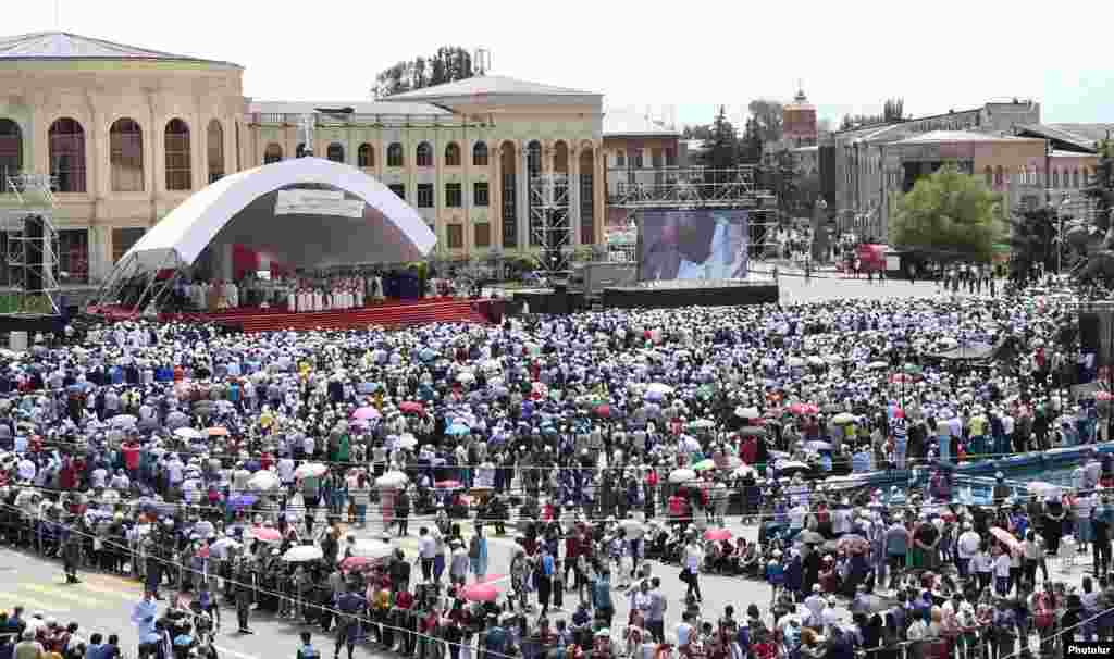 Armenia - Armenian Catholics attend a mass celebrated by Pope Francis in Gyumri's Vardadants Square, 25Jun2016.