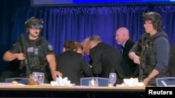 Trenutak kada predsjednika SAD-a Donalda Trumpa iz prostorije izvode pripadnici Tajne službe nakon što je muškarac pucao sačmaricom na sigurnosno osoblje Bijele kuće, Washington, 25. aprila 2026.