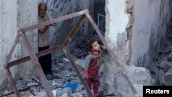 Palestinci u ruševinama u Pojasu Gaze, maj 2025.