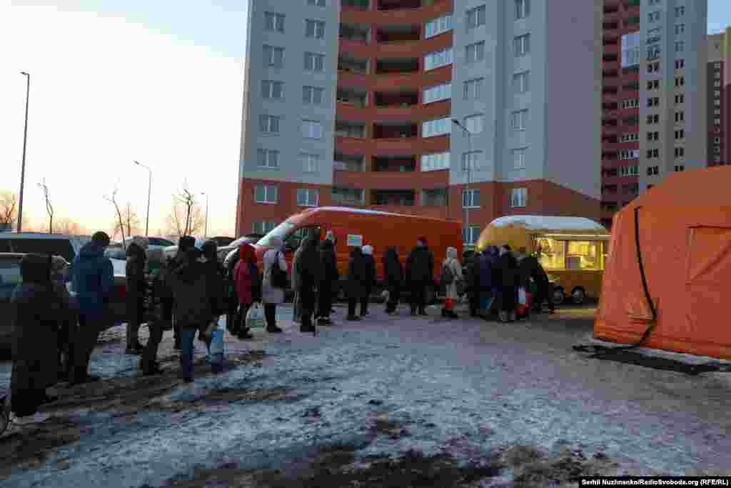 Кияни стоять у черзі за гарячою їжею від World Central Kitchen під час перебоїв з електропостачанням і опаленням