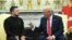 Доналд Трамп (чап) ва Владимир Зеленский (рост)