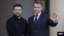 Ֆրանսիայի նախագահ Էմանյուել Մակրոնը Ելիսեյան պալատում ողջունում է Ուկրաինայի նախագահ Վլադիմիր Զելենսկուն, Փարիզ, 1-ը դեկտեմբերի, 2025թ.