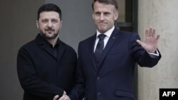 ემანუელ მაკრონმა (მარცხნივ) ელისეს სასახლეში უმასპინძლა ვოლოდიმირ ზელენსკის. პარიზი, 1 დეკემბერი, 2025.