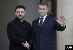 Еммануель Макрон прийняв Володимира Зеленського в Єлисейському палаці 1 грудня 2025 року.