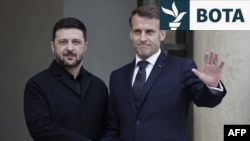 Presidenti francez, Emmanuel Macron (djathtas), mirëpret homologun e tij ukrainas, Volodymyr Zelensky, para takimit të tyre në Pallatin Elize, në Paris, 1 dhjetor.
