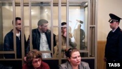 A photo shows suspected Islamic State (IS) members in a Russian court.