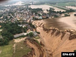 Autoritățile din Erftstadt-Blessem (Germania) au anunțat că numeroase case au fost inundate și unele s-au prăbușit. Fotografie din 16 iulie, 2021, furnizată de autoritățile din districtul Rhein-Erf.