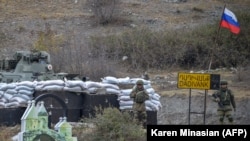 Orosz békefenntartók a hegyi-karabahi Kalbajár város mellett 2020. november 18-án.