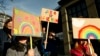 Copiii țin pancarte în culorile curcubeului, la Hamburg, la 28 ianuarie, la un protest împotriva excluziunii și extremei-drepte, sub genericul „Toți sunt bineveniți”. În Rusia, părinții ar fi chemați, probabil, să dea socoteală. 