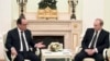 Бившият френски президент Франсоа Оланд (вляво) и руският президент Владимир Путин на среща в Кремъл, 2015 г.