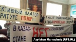 "Нұр Отан" партиясы Алматы қалалық филиалы кеңсесінде плакат ұстаған белсенділер. 31 қазан 2016 жыл.