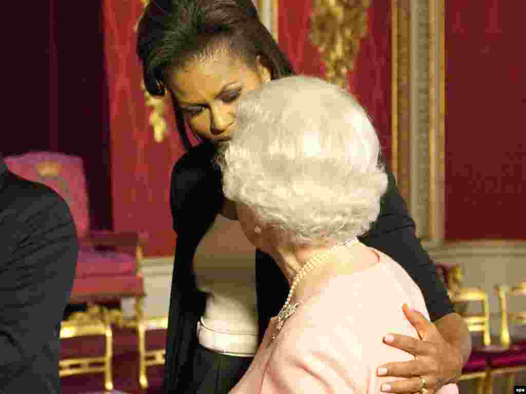 Velika Britanija - Prekršen protokol? - Mediji su izvještavali da je Prva dama SAD prekršila protokol kada je zagrlila englesku kraljicu. Sve je ipak protumačeno kao izraz obostranih simpatija.Predsjednik Obama je tom prilikom kraljici poklonio i-pod,još se nezna što je na njemu snimljeno.