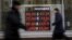 За год с начала декабря 2014-го нефть подешевела в целом на четверть, рубль к доллару - почти на треть. 
