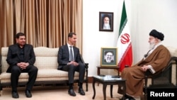 راست به چپ: علی خامنه‌ای، بشار اسد و محمد مخبر