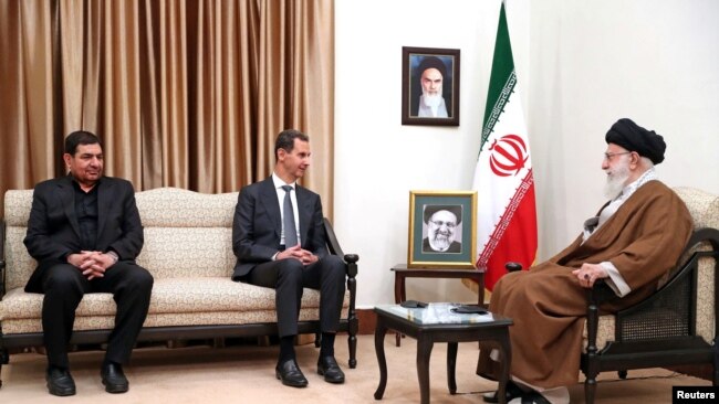 راست به چپ: علی خامنه‌ای، بشار اسد و محمد مخبر