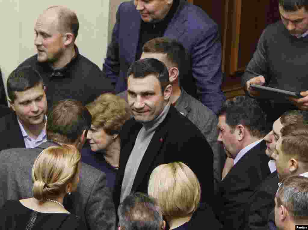 Адзін зь лідэраў апазыцыі Віталь Клічко (у цэнтры) на сэсіі Вярхоўнай Рады ў Кіеве.