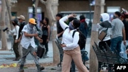 Demonstrant baca kamen prema Palati vlade savezne države Jalisco tokom sukoba na protestu protiv vlade meksičke predsjednice Claudije Sheinbaum u Guadalajari, savezna država Jalisco, Meksiko, 15. novembra 2025.