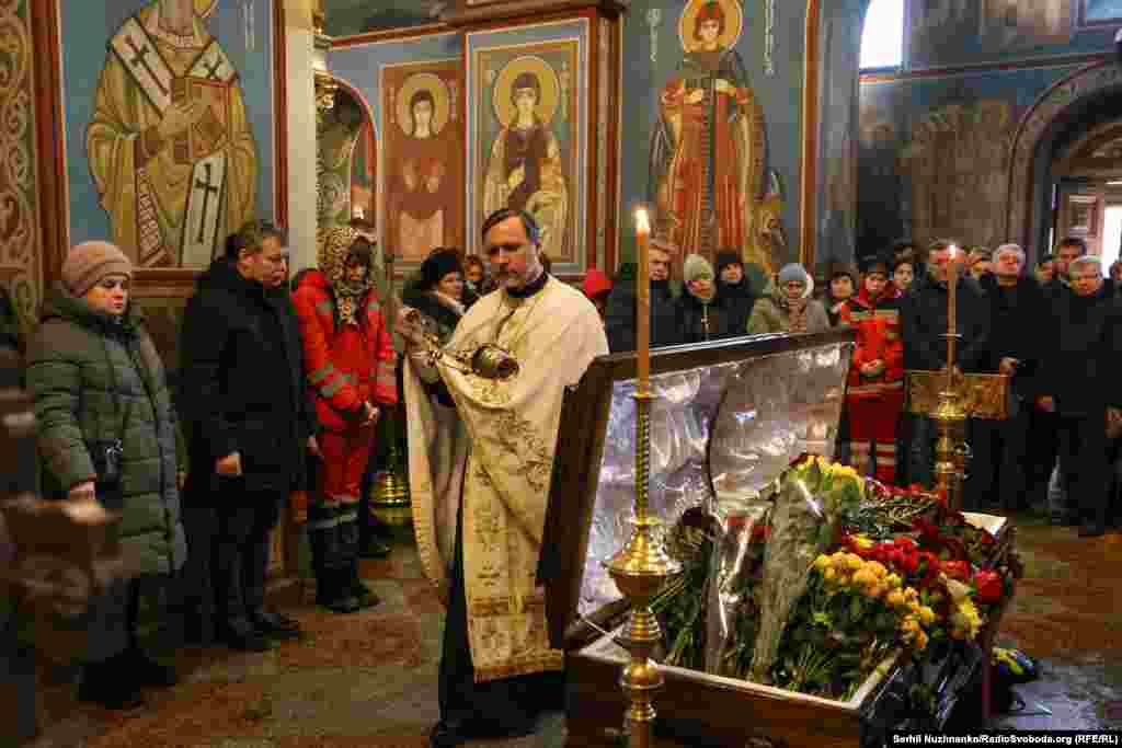 Відспівування загиблого через російський обстріл медика Сергія Смоляка у Михайлівському соборі Києва, 12 січня 2026 року