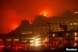 O clădire arde în cartierul Pacific Palisades din vestul orașului Los Angeles, California. 7 ianuarie 2025